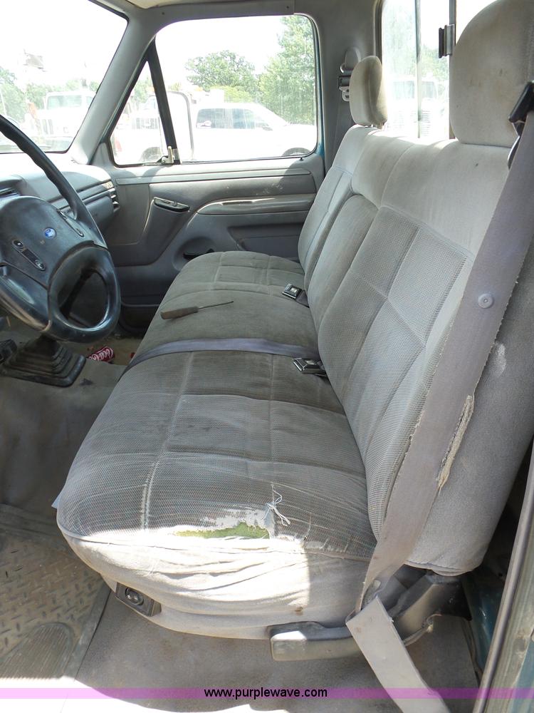 image for item AG9198 1994 Ford 420 truck cab and chassis