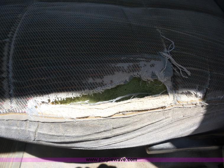 image for item AG9198 1994 Ford 420 truck cab and chassis