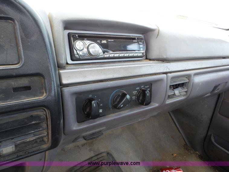 image for item AG9198 1994 Ford 420 truck cab and chassis