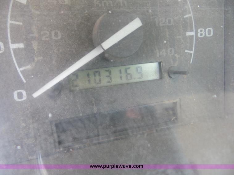 image for item AG9198 1994 Ford 420 truck cab and chassis