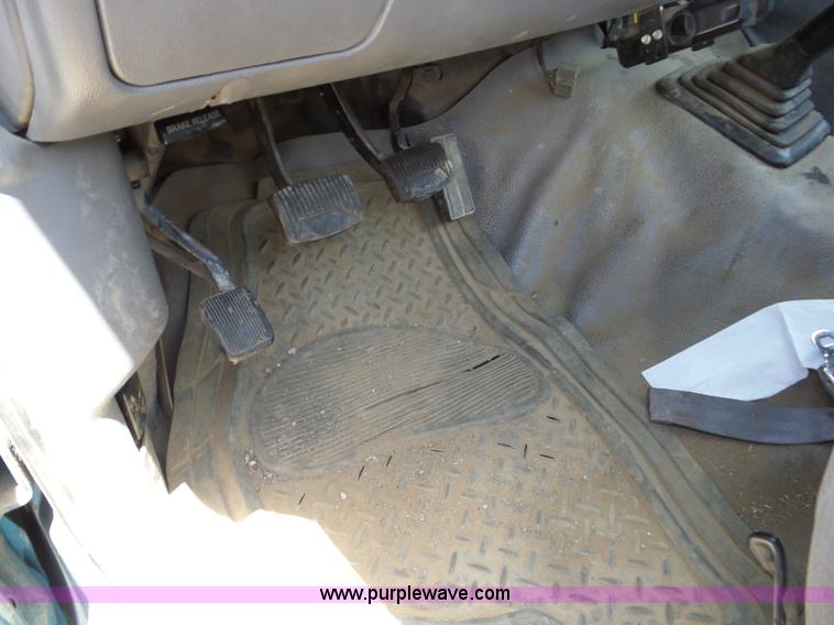 image for item AG9198 1994 Ford 420 truck cab and chassis