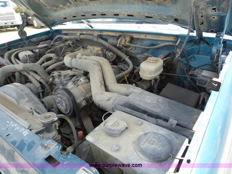 image for item AG9198 1994 Ford 420 truck cab and chassis