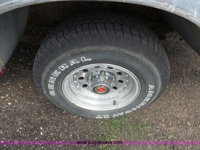 image for item AL9167 1993 Ford F150 pickup truck