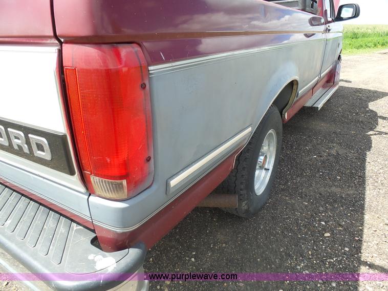 image for item AL9167 1993 Ford F150 pickup truck