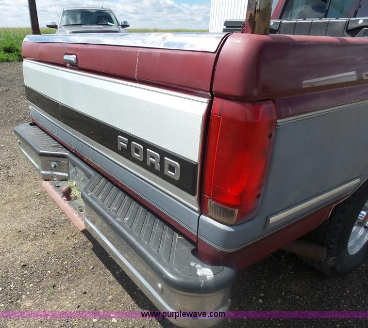 image for item AL9167 1993 Ford F150 pickup truck