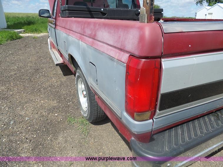 image for item AL9167 1993 Ford F150 pickup truck