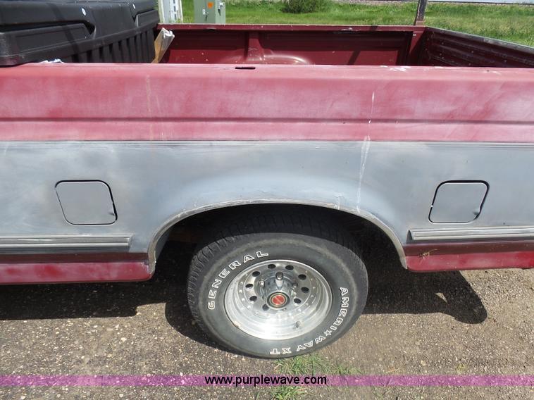 image for item AL9167 1993 Ford F150 pickup truck