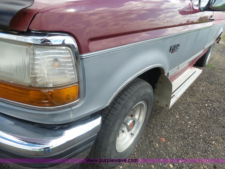 image for item AL9167 1993 Ford F150 pickup truck