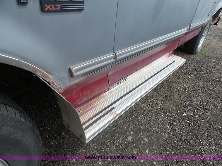 image for item AL9167 1993 Ford F150 pickup truck