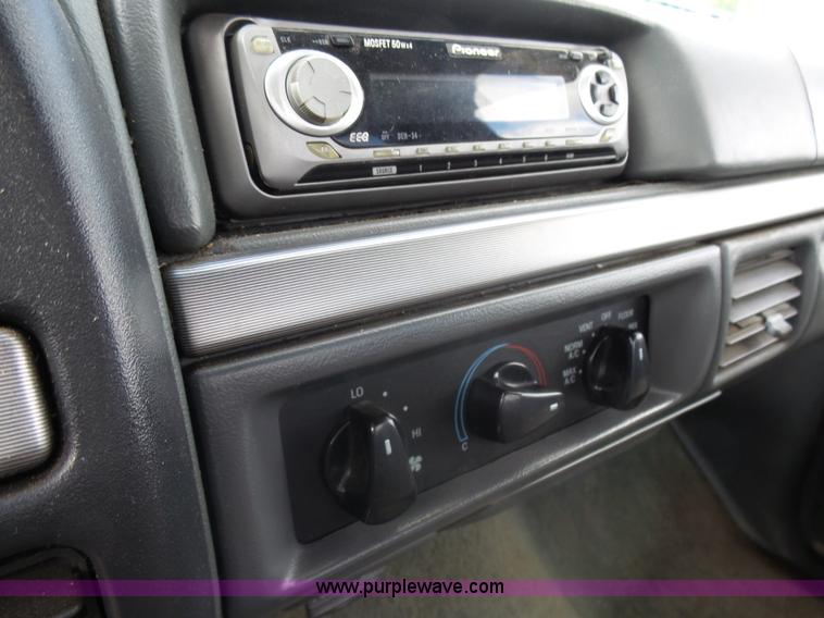 image for item AL9167 1993 Ford F150 pickup truck