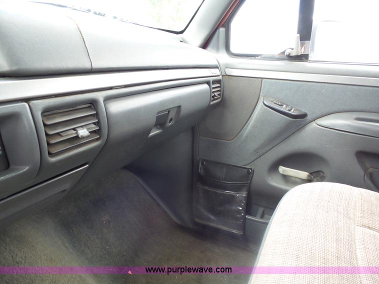 image for item AL9167 1993 Ford F150 pickup truck