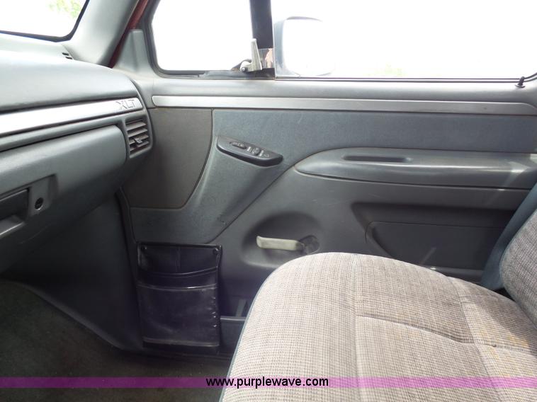 image for item AL9167 1993 Ford F150 pickup truck