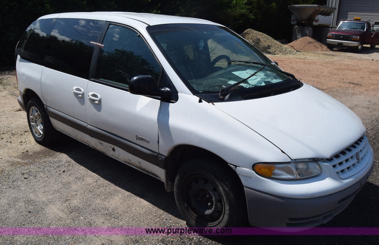 image for item AR9522 1999 Plymouth Voyager van