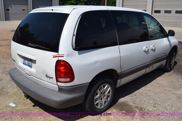 image for item AR9522 1999 Plymouth Voyager van