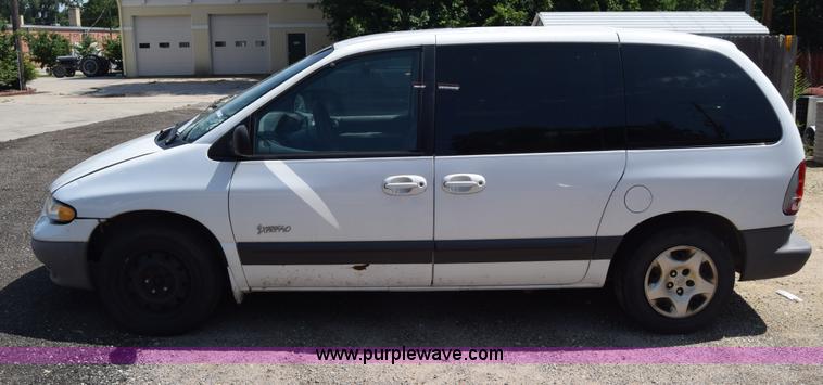 image for item AR9522 1999 Plymouth Voyager van