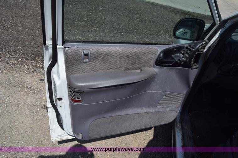 image for item AR9522 1999 Plymouth Voyager van