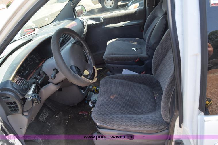image for item AR9522 1999 Plymouth Voyager van