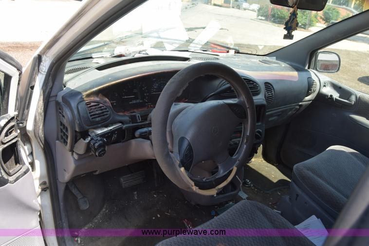 image for item AR9522 1999 Plymouth Voyager van