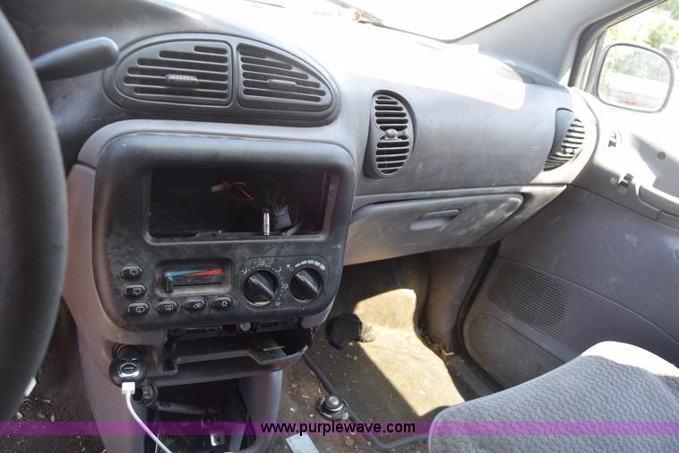 image for item AR9522 1999 Plymouth Voyager van