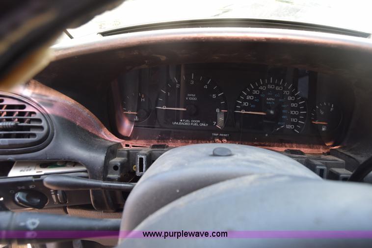 image for item AR9522 1999 Plymouth Voyager van