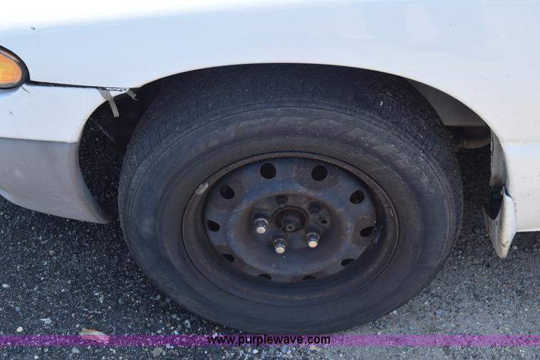 image for item AR9522 1999 Plymouth Voyager van