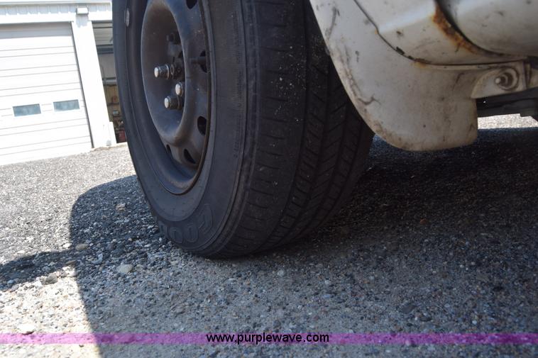 image for item AR9522 1999 Plymouth Voyager van