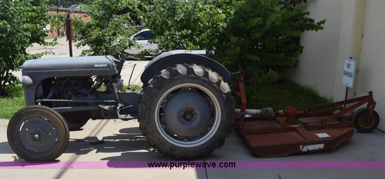 image for item AR9525 1950 Harvey Ferguson tractor