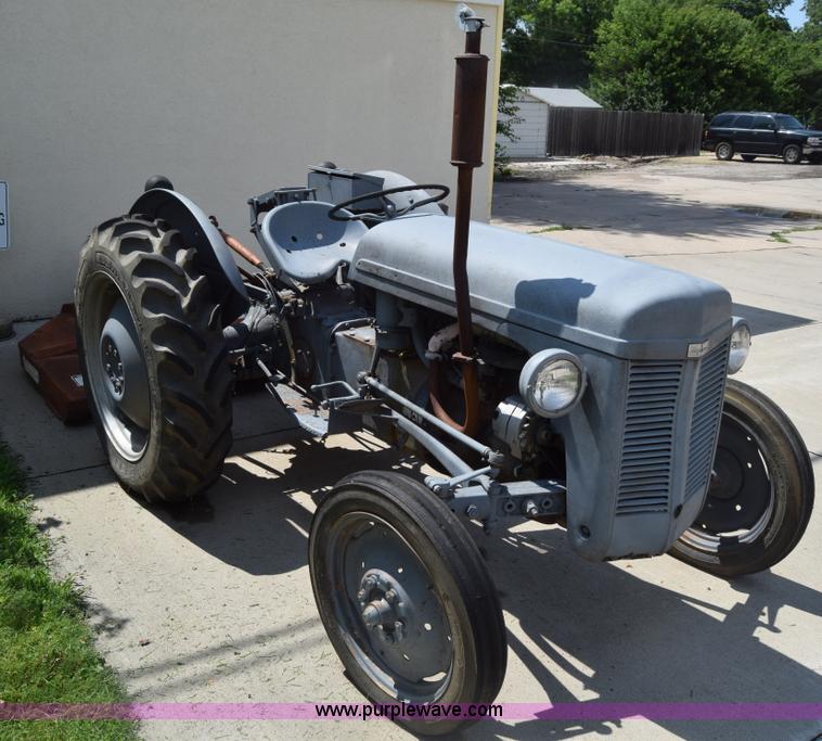 image for item AR9525 1950 Harvey Ferguson tractor