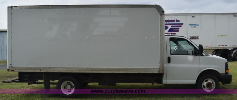 image for item AR9543 2004 GMC Savana G3500 Cargo box truck