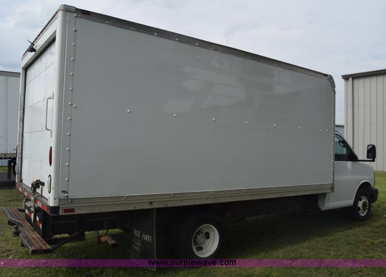 image for item AR9543 2004 GMC Savana G3500 Cargo box truck