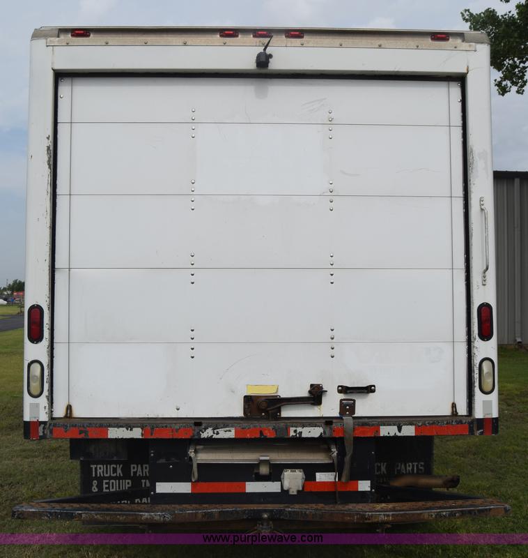 image for item AR9543 2004 GMC Savana G3500 Cargo box truck
