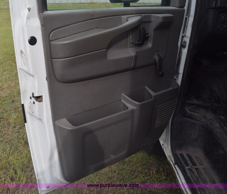 image for item AR9543 2004 GMC Savana G3500 Cargo box truck