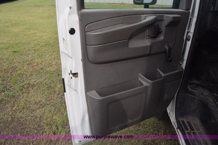 image for item AR9543 2004 GMC Savana G3500 Cargo box truck