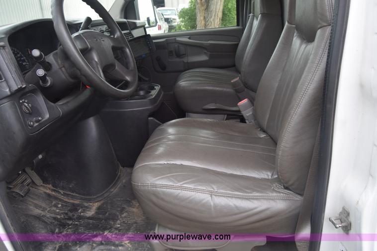 image for item AR9543 2004 GMC Savana G3500 Cargo box truck