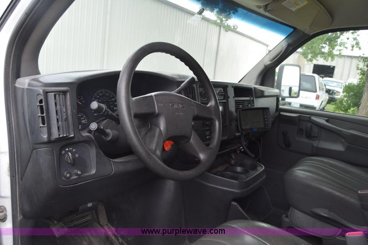 image for item AR9543 2004 GMC Savana G3500 Cargo box truck