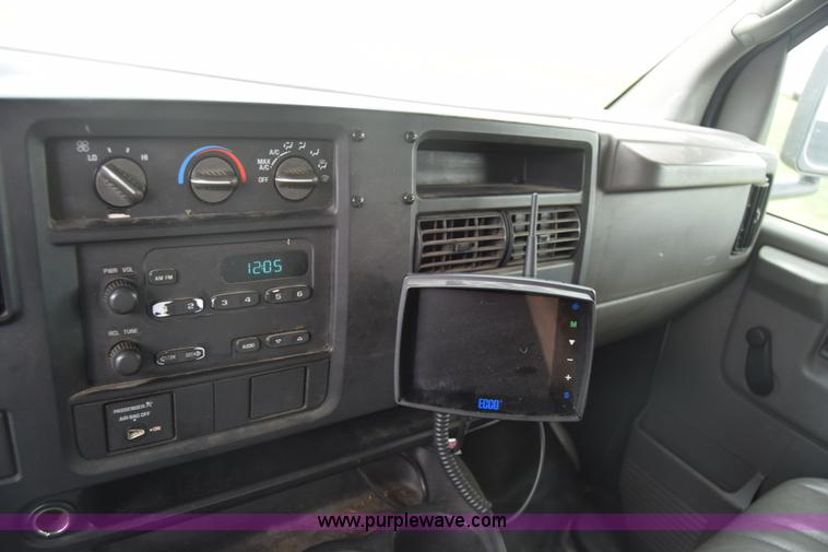 image for item AR9543 2004 GMC Savana G3500 Cargo box truck