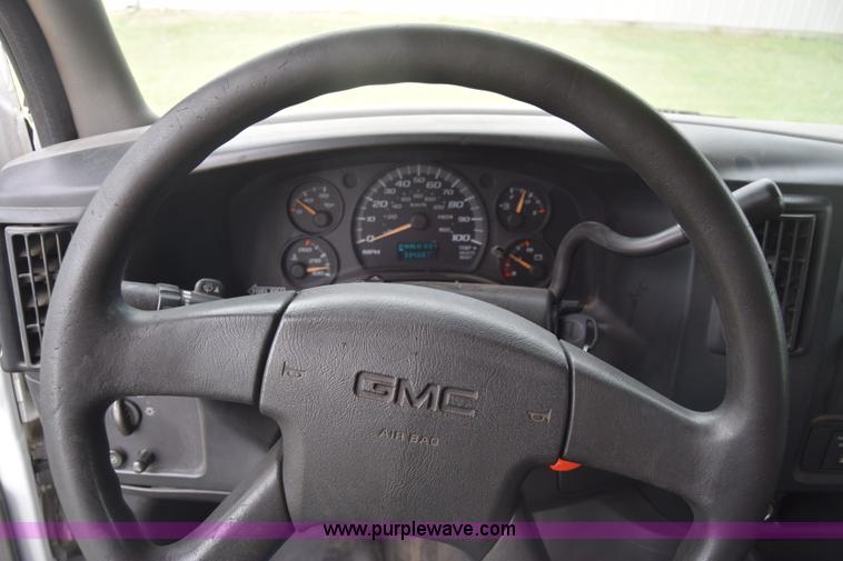 image for item AR9543 2004 GMC Savana G3500 Cargo box truck