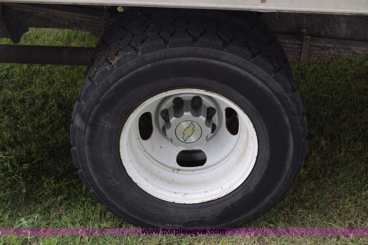 image for item AR9543 2004 GMC Savana G3500 Cargo box truck