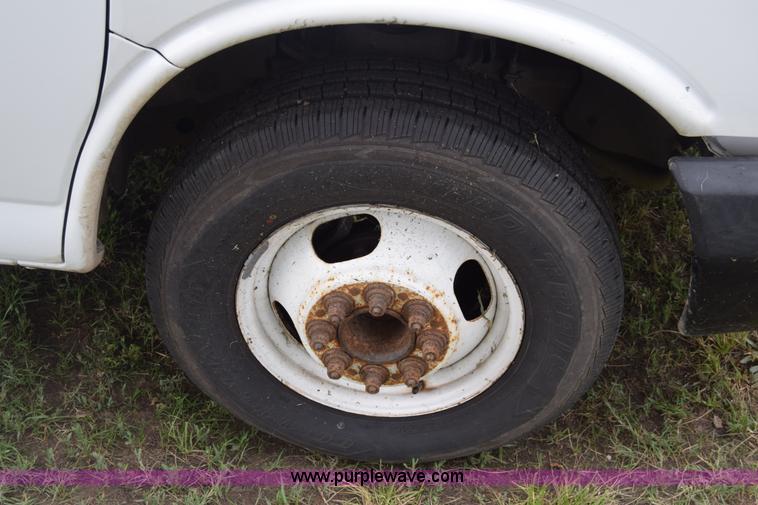 image for item AR9543 2004 GMC Savana G3500 Cargo box truck