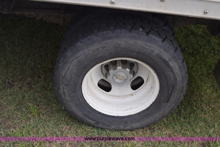 image for item AR9543 2004 GMC Savana G3500 Cargo box truck