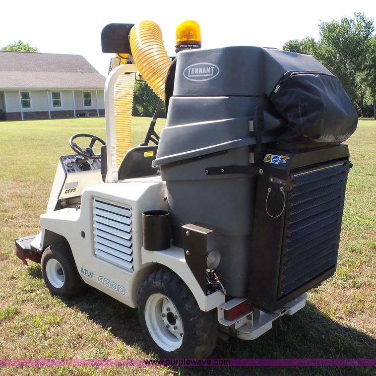Tennant ATLV 4300 sweeper in Chouteau, OK Item BZ9604 sold Purple Wave