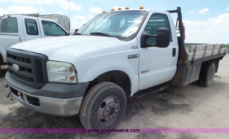 image for item CC9865 2005 Ford F350 flatbed pickup truck