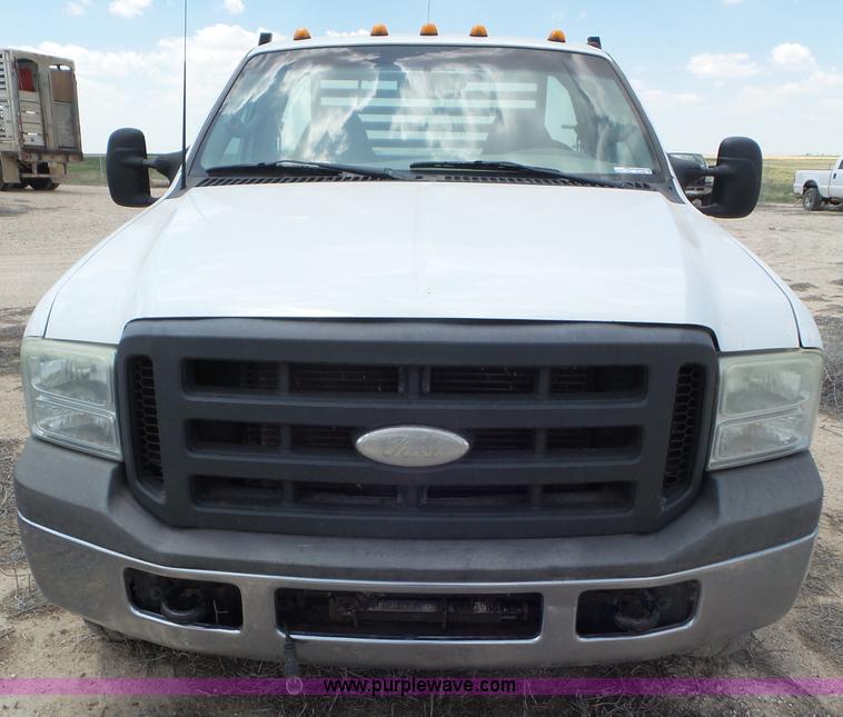 image for item CC9865 2005 Ford F350 flatbed pickup truck