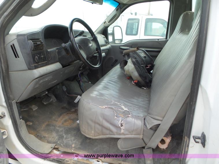 image for item CC9865 2005 Ford F350 flatbed pickup truck