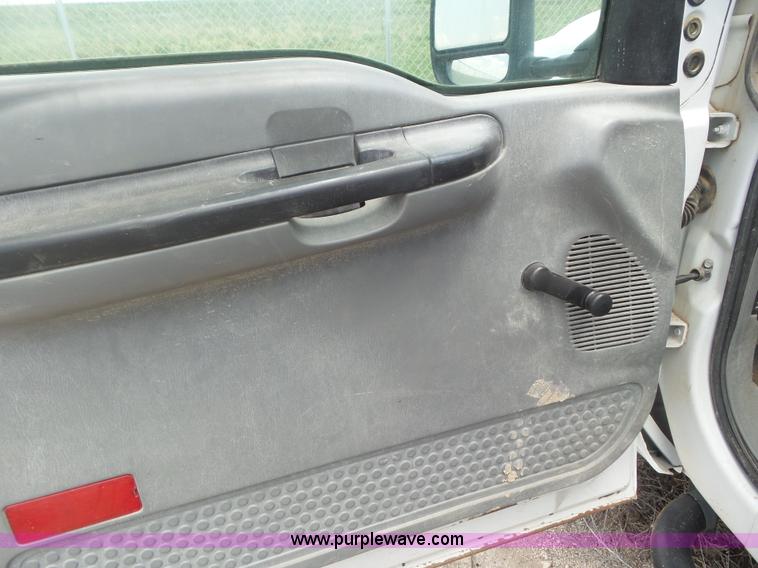 image for item CC9865 2005 Ford F350 flatbed pickup truck