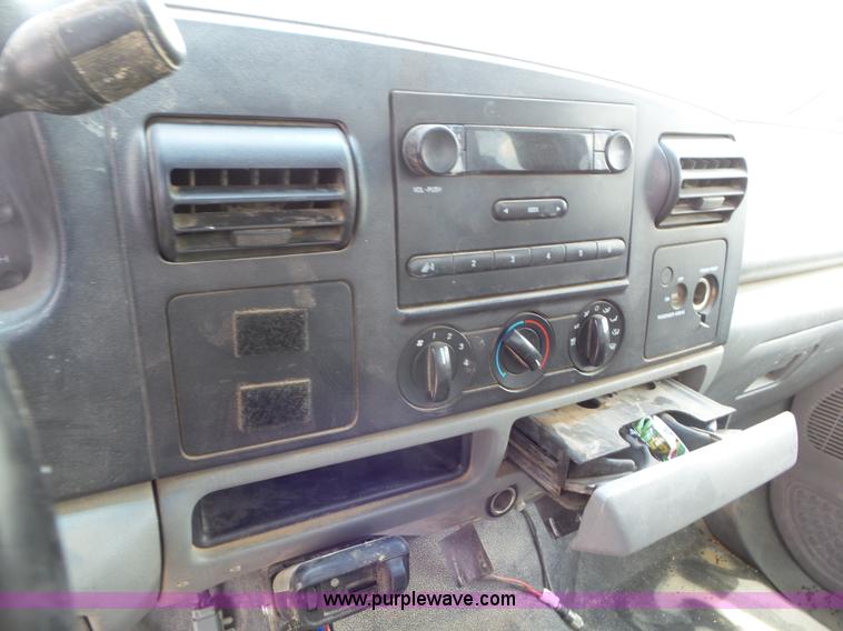 image for item CC9865 2005 Ford F350 flatbed pickup truck