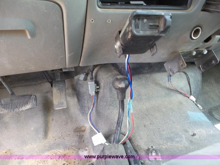 image for item CC9865 2005 Ford F350 flatbed pickup truck