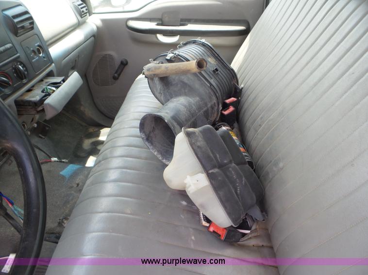 image for item CC9865 2005 Ford F350 flatbed pickup truck