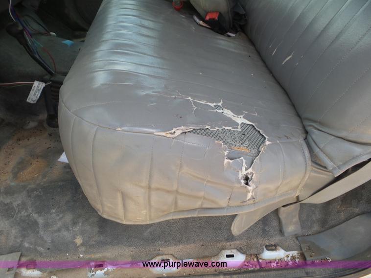 image for item CC9865 2005 Ford F350 flatbed pickup truck