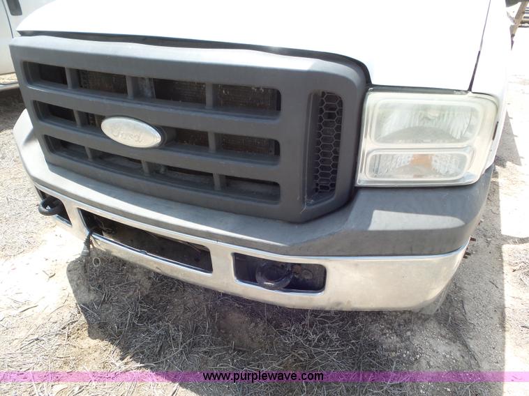 image for item CC9865 2005 Ford F350 flatbed pickup truck
